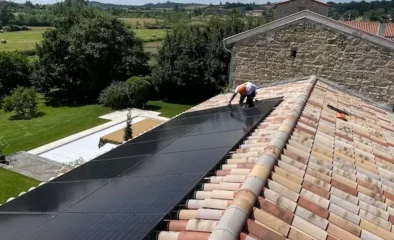 maison équipé d'une installation photovoltaïque vue piscine pose en portait