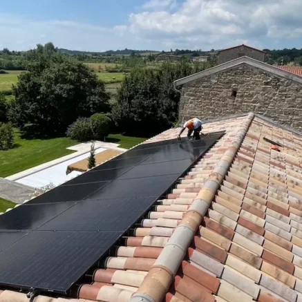 maison équipé d'une installation photovoltaïque vue piscine pose en portait