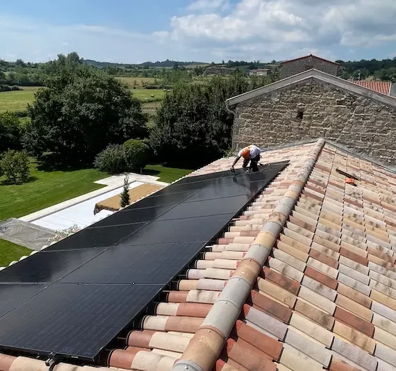 maison équipé d'une installation photovoltaïque vue piscine pose en portait
