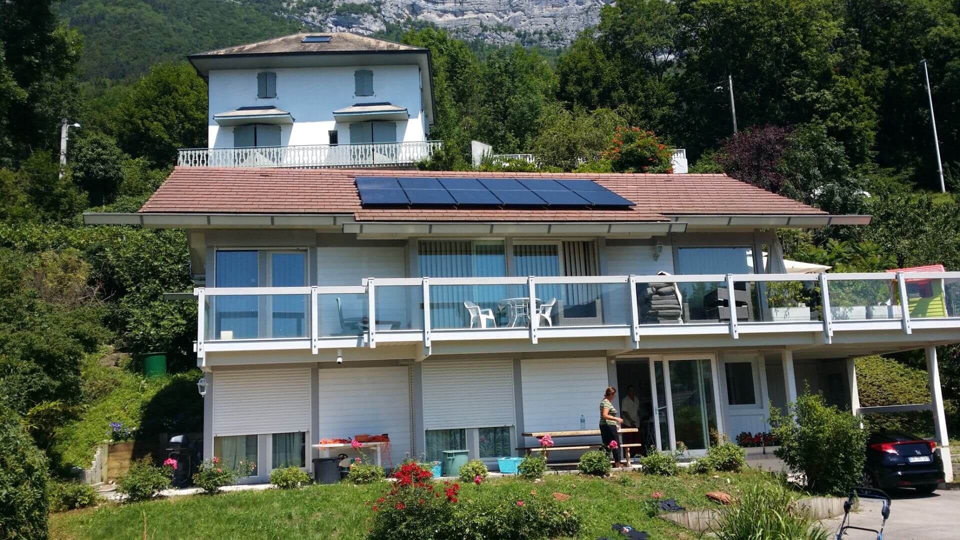 Grands panneaux solaires sur maison a flanc de montagne