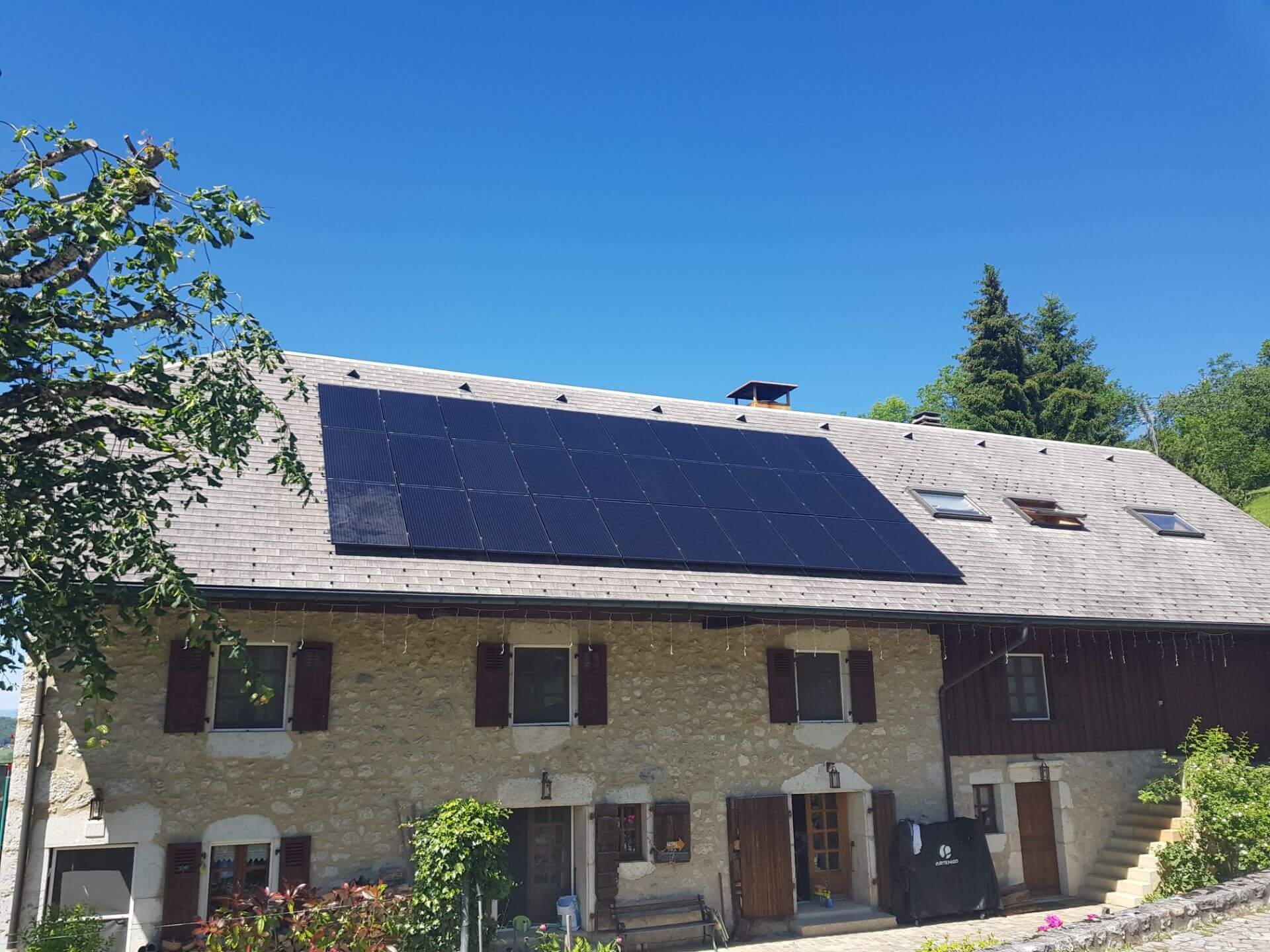 Grands panneaux solaires sur le toit