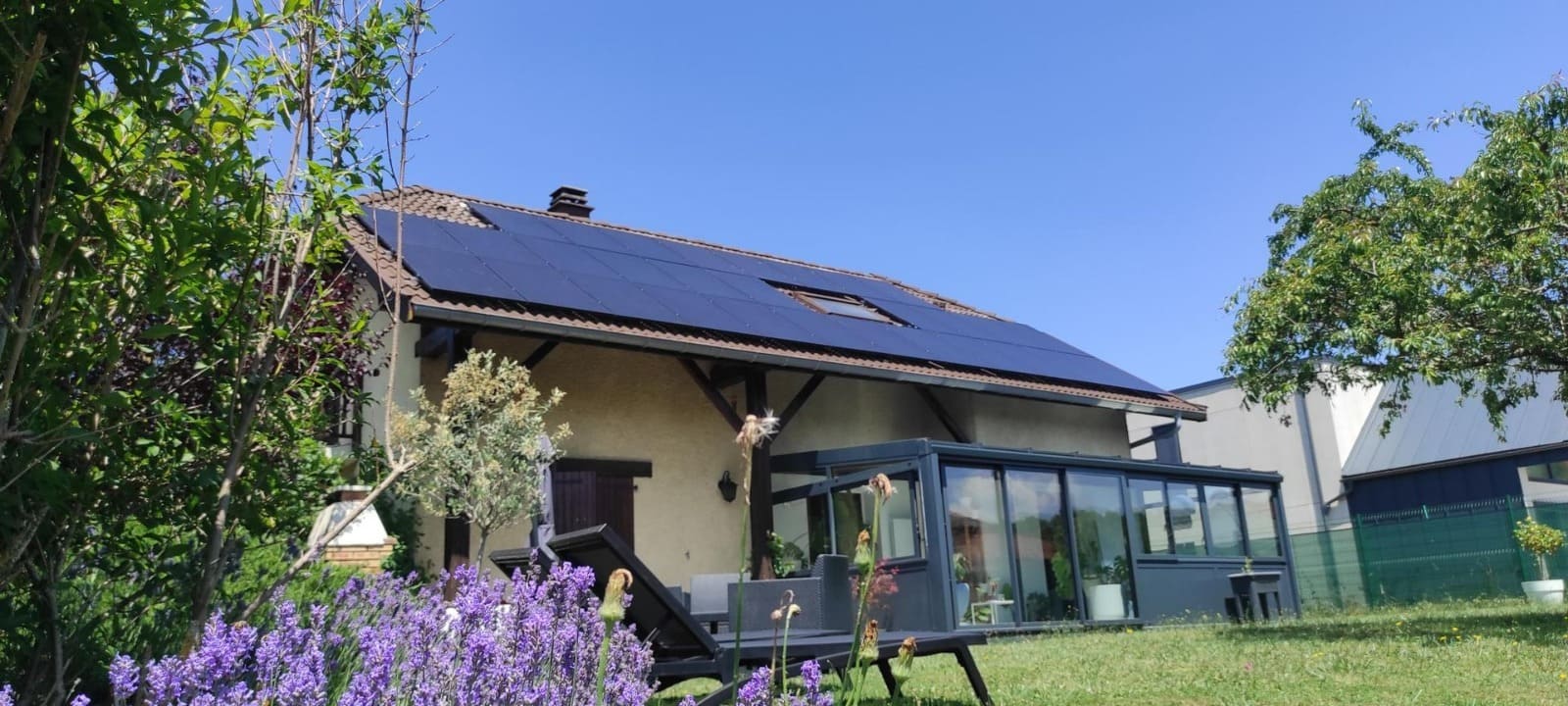 Maison véranda et panneaux solaires et photovoltaïques