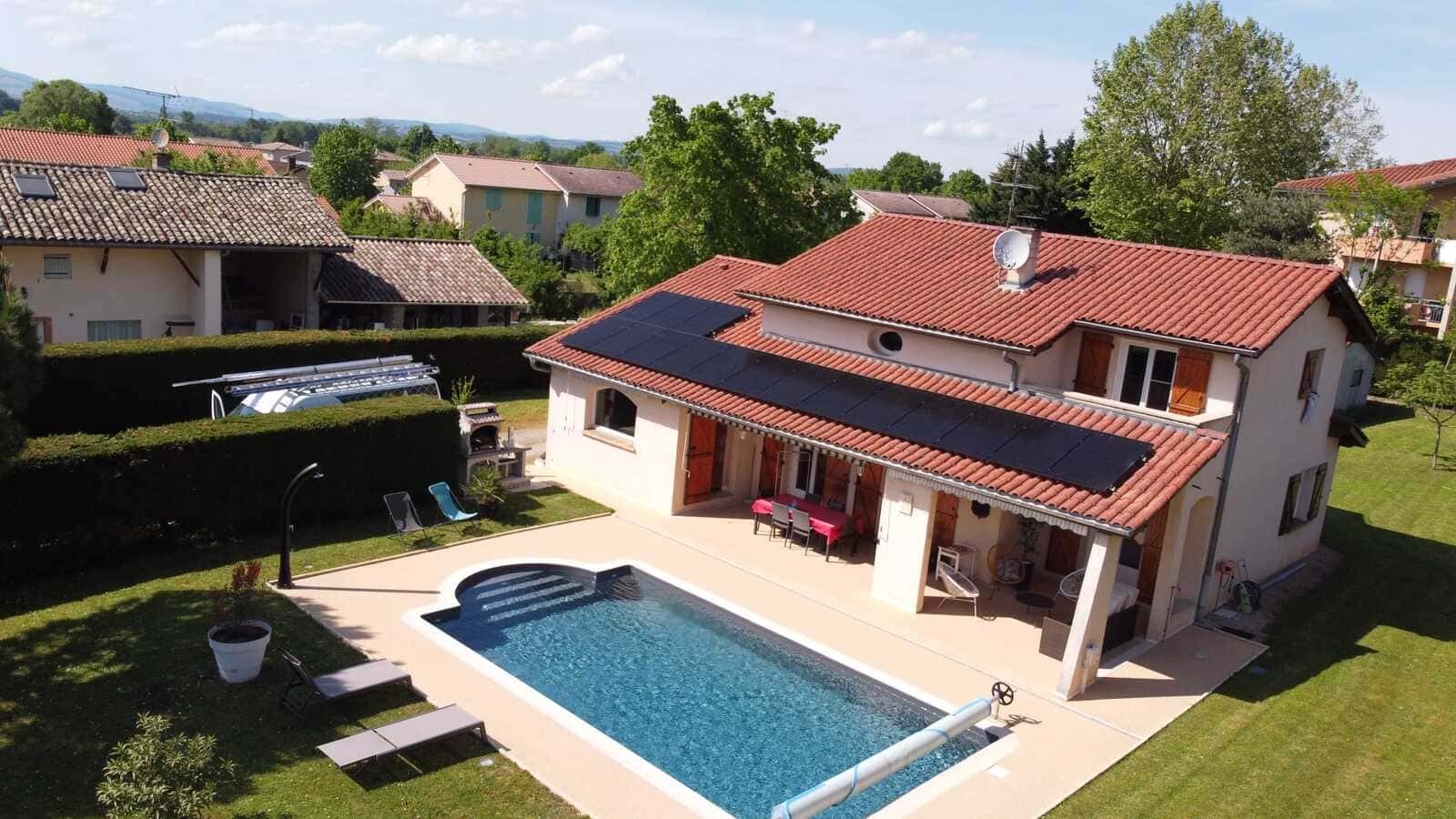Maison ave piscine et panneaux solaires